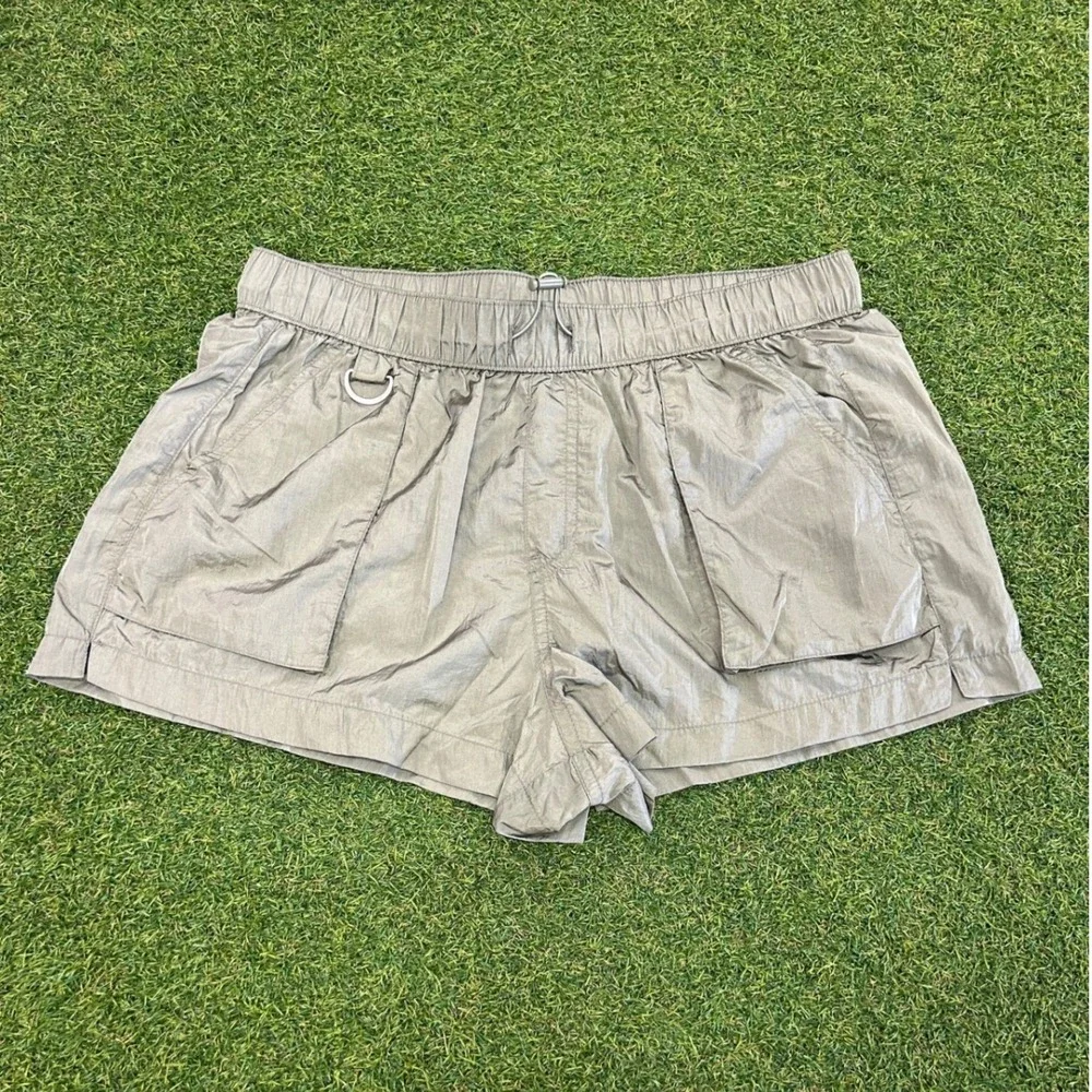 No Boundaries Womens Sage Green Iridescent Utility Cargo Shorts Size M 8-10
